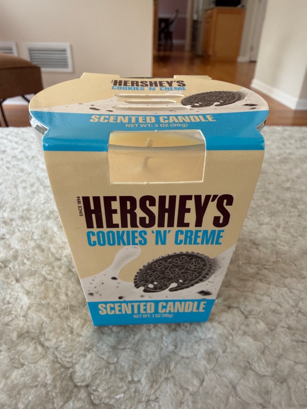 HERSHEY'S Cookies 'N' Creme Scented Candle - Cream & Blue Packaging